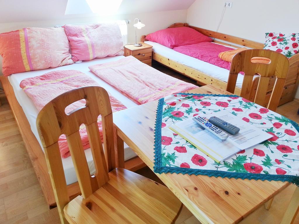 Gaestehaus Zur Schoenen Aussicht Spitz an der Donau Room photo